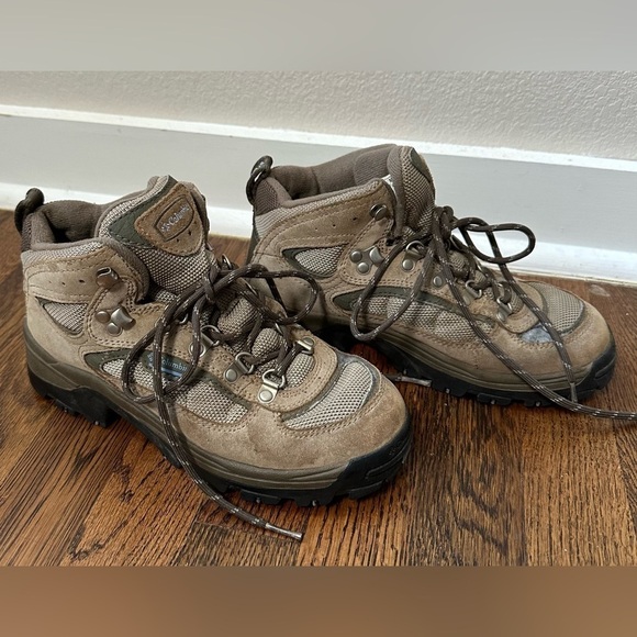Columbia Shoes - Columbia women’s hilltop ridge hiking boot brown suede size US 7